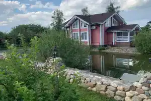 Уютный дом на пруду в черте города