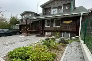 Дом с лилиями