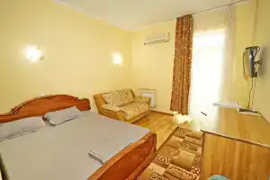 Трёхместный номер с балконом, Ольгинка