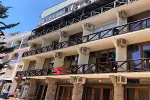 Эллинг «Бриз», Утес