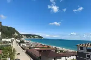 Квартира комфорт+ с балконом: 96 м от моря, Лидзава