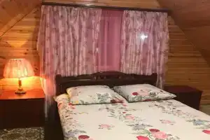 Домик с баней у реки