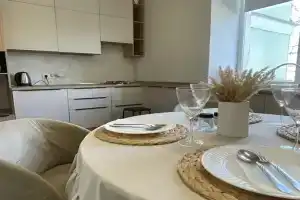 Эстетичная сталинка с колонами у метро, Казань