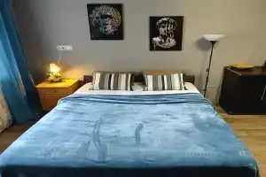 Рядом ЖД вокз 1 этаж, идеально д/багажа. Аттракционы в парке за домом