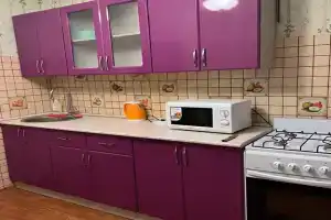 Квартира в новостройке с розовой кухней
