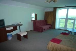 Трёхместный номер двухкомнатный, Береговое