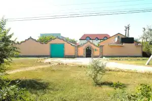 Дача у моря на Прибрежной 13, Штормовое