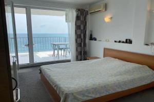 Эллинг «Надежда», Утес