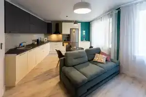 Три комнаты и два балкона в районе дендрария