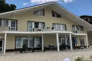 Дом с видом на горы и озеро, Родниковое