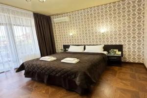 Двухместный номер с 1 кроватью deluxe с балконом, вид на город, с доп местом, Геленджик