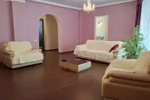 Трёхкомнатная квартира в самом центре Геленджика