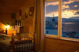 Резиденция «Филоксения», Хужир