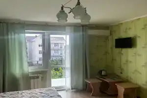 Двухместный номер 1 в частном доме Лужайка