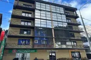 Квартира с дизайнерским евроремонтом и кухонной зоной, Домбай
