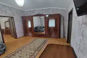Двухкомнатный номер с двуспальной кроватью и диван-кроватью, Дербент