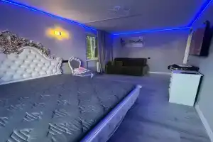 Двухкомнатная квартира в центре с дизайнерским ремонтом