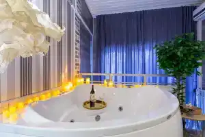 Двухуровневый лофт с сауной и джакузи в центре
