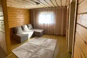 Уютный четырёхместный деревянный домик, Ая