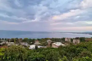 Второй этаж дома с прекрасным видом на море и город, Сухум