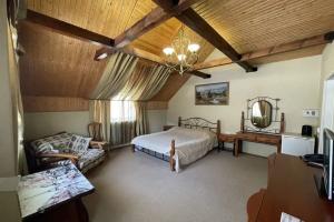 Двухместный номер с 1 кроватью полулюкс с балконом и двуспальной кроватью Полумансарда №11, Домбай