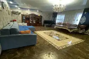 Большой и уютный дом в городе