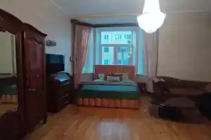 Шикарная меблированная комната в готическом замке в центре Москвы