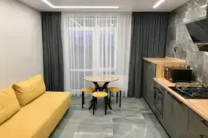 Евродвушка бизнес-класса с красивым видом на поля и шоссе