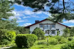 Вилла с приватными озёрами в Агарках