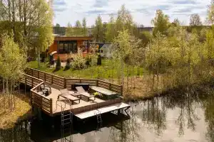 Дом на берегу озера с причалом, Борисово