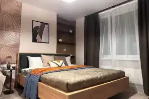 Студия Город мастеров с балконом и окном в ванной комнате
