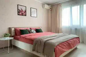 Квартира с уютным балконом и большой кроватью, Оренбург