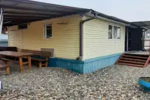 Уютный домик у моря, Волчанец