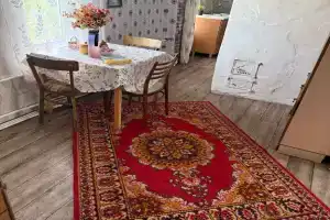 Дом в центре города с бассейном у леса