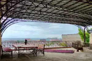 Уютный гостевой дом с видом на город и море