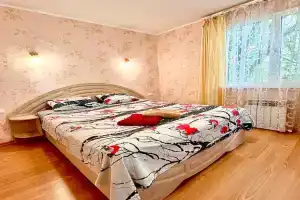 Уютная светлая чистая с балконом квартира центре, возле моря, Ялта