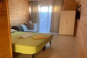Однокомнатный коттедж в тени деревьев