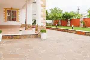 Уютный дом с камином и большим балконом