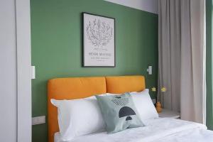 Яркая студия с террасой Изумруд у парка в центре города