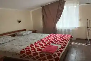 Уютный дом в живописном поселке у моря