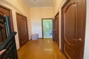С общим санузлом номер 1, Тхубун
