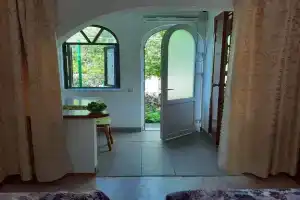 Номер с удобствами у моря, Береговое