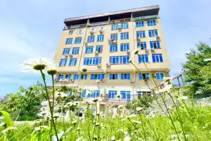 Студия с балконом на море в тихом зеленом районе у Дендрария