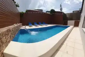Дом со своим тёплым бассейном, Феодосия