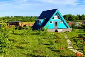 Дом в живописном месте рядом с рекой и лесом