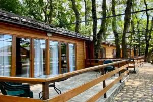 Двухкомнатный домик в 250 метрах от моря в тени деревьев