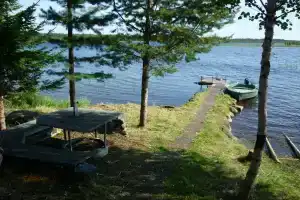 Дом на берегу с баней и лодкой, Каменка