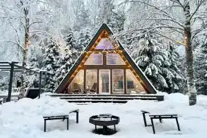 Уютный дом шалаш в лесу