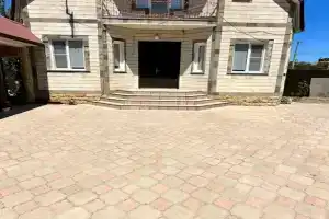 Большой двухэтажный дом в черте города и недалеко от моря