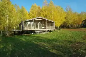 Очень уютный, тёплый и красивый дом с витражным остеклением